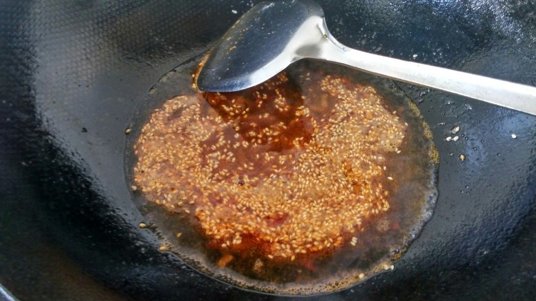 香辣虎皮鹌鹑蛋,锅内倒入一小碗清水。