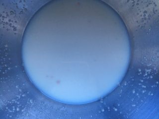 蓝天白云馒头,白色面团：牛奶先化开酵母，静置5分钟