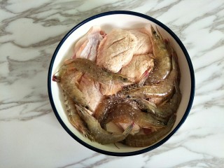三汁焖锅,虾挑去沙线，和鸡翅中一起加入料酒、盐、黑胡椒腌制一个小时