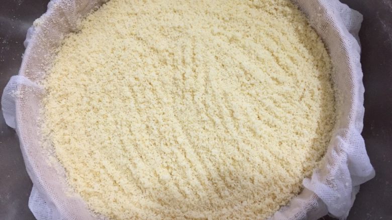 桂花玉米粉重阳糕,筛一层糕粉，均匀平铺，切不可压实。