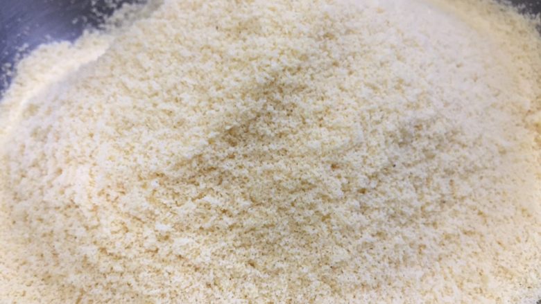 桂花玉米粉重阳糕,过筛后的糕粉均匀柔软。