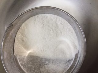 桂花玉米粉重阳糕,用筛子将糯米粉过筛。
