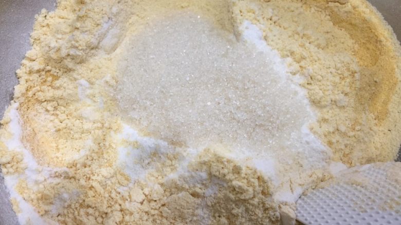 桂花玉米粉重阳糕,将白糖，玉米粉，糯米粉一起搅拌均匀。