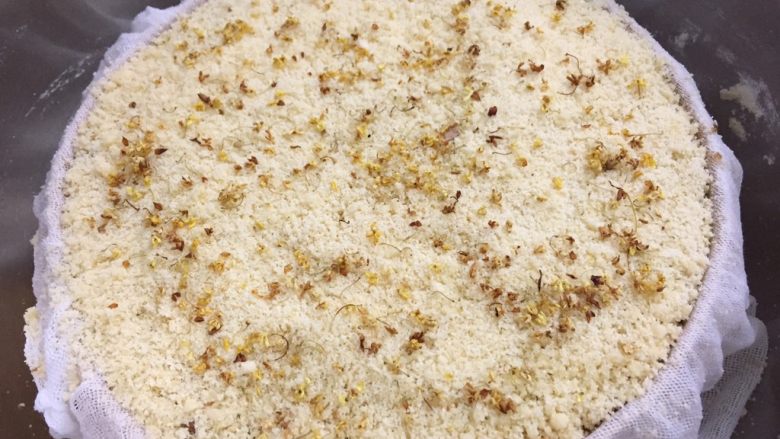 桂花玉米粉重阳糕,如此反复将糕粉用完，然后再最上层洒桂花干。