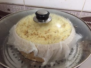 桂花玉米粉重阳糕,水烧开后，大火蒸5分钟，转中火再蒸15分钟，关火焖三分钟即可出锅。