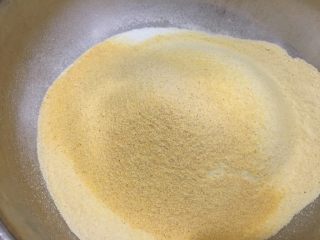 桂花玉米粉重阳糕,过筛后的糯米粉和玉米粉混合均匀。