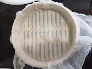 桂花玉米粉重阳糕,蒸笼和纱布浸湿，纱布平铺在蒸笼上。