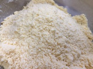 桂花玉米粉重阳糕,将混合粉用手轻轻揉搓，搓成均匀的绵软的糕粉。