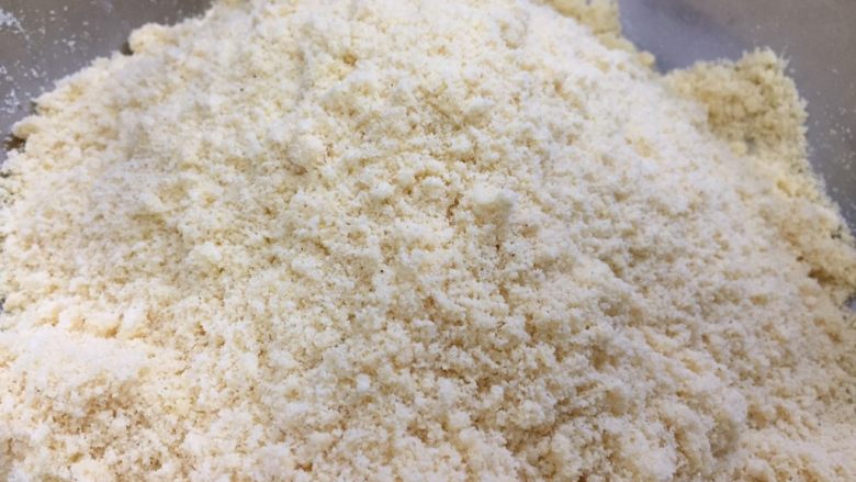 桂花玉米粉重阳糕,将混合粉用手轻轻揉搓，搓成均匀的绵软的糕粉。