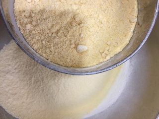 桂花玉米粉重阳糕,也将玉米粉用筛子筛一下。