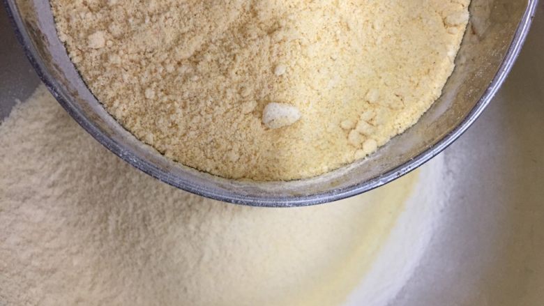 桂花玉米粉重阳糕,也将玉米粉用筛子筛一下。