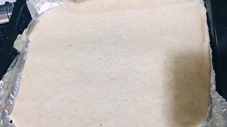 香葱肉松面包卷,
揉好的面团用擀面杖整形，放入烤盘，直接放入烤箱发酵。（烤箱温度控制在35度，地盘放一碗热水。大概40分钟面团发到原来两倍大）