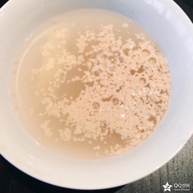 香葱肉松面包卷,酵母和水混合（水温30度左右）静置10分钟