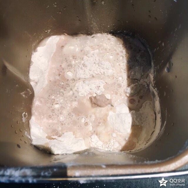 香葱肉松面包卷,面粉，糖，酵母水、混合放入面包机，启动一次搅拌程序。第一次搅拌程序停止后加入软化的黄油，再次启动搅拌程序。（整个过程大概50分钟）