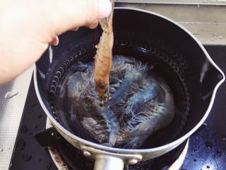 快手早餐-能量卷（促进钙吸收,把虾放入水中开火