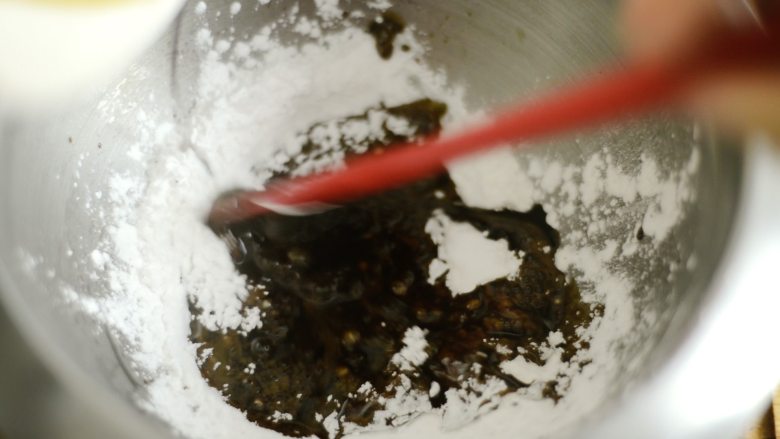 两种珍珠+波霸奶茶,将煮开的红糖水冲入木薯淀粉中，用力搅拌。