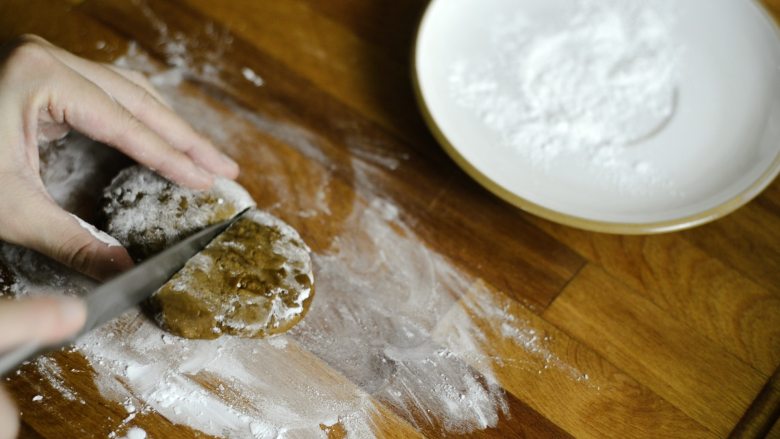 两种珍珠+波霸奶茶,将面团压成1cm厚的面饼，切割。