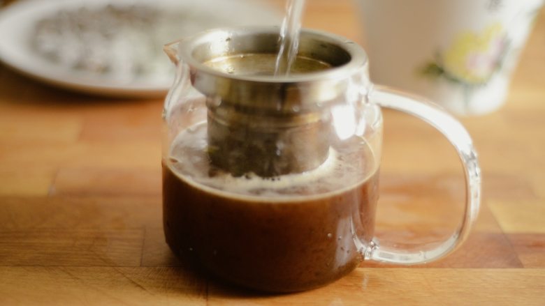 两种珍珠+波霸奶茶,自制奶茶：茶叶用港式奶茶专用的茶粉。煮开的水从高处冲入茶中，让全部茶叶充分受热，闷5分钟。再将茶和浓牛奶按喜好混合～