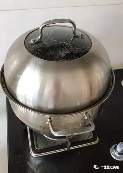 快手蒸饺,蒸锅中加入清水，放入蒸饺，大火烧开，待上汽后10分钟即可关火，闷2分钟。