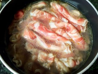 酸辣汤羊肉卷,放入羊肉卷煮变色即捞出。