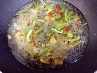 酸辣汤羊肉卷,加入适量清水煮开，小火煮3分钟。将泡菜的味道煮出来。