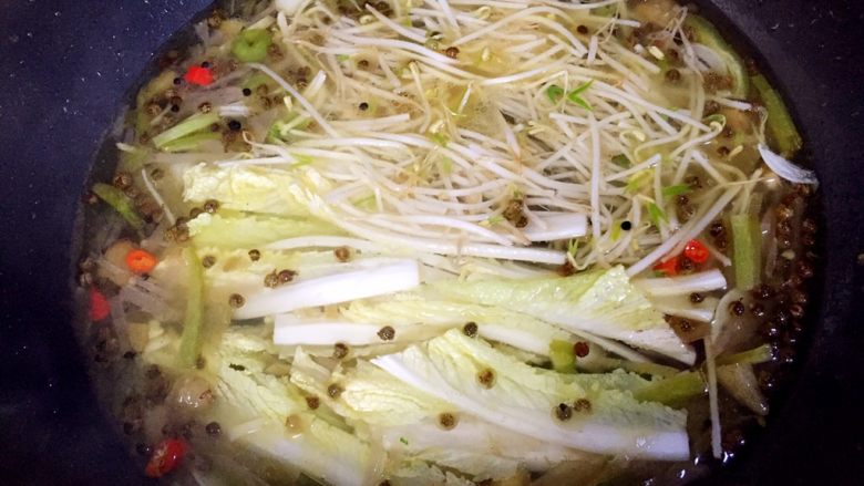 酸辣汤羊肉卷,放入白菜和豆芽煮两分钟。