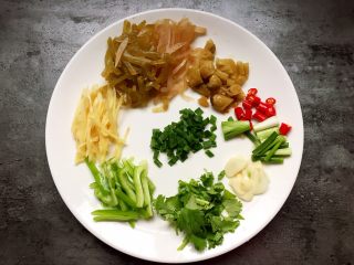 酸辣汤羊肉卷,将各种配菜切成如图所示。