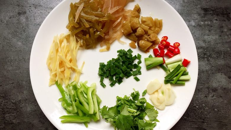 酸辣汤羊肉卷,将各种配菜切成如图所示。
