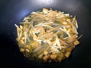 酸辣汤羊肉卷,放入泡菜、野山椒翻炒出香味。