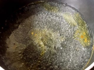 酸辣汤羊肉卷,锅里烧开水，加入适量料酒、花椒油、香油煮开。