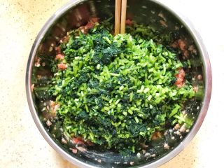 鲜美的茼蒿水饺,此时可以加入已经切碎的茼蒿菜