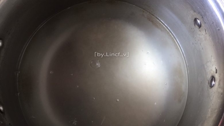 浓汤皮蛋瘦肉粥,先将大米洗净后放入锅中，加入适量清水煮