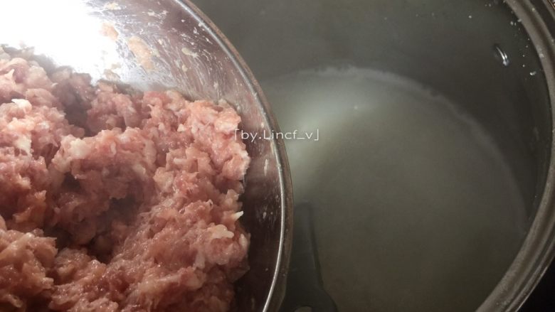 浓汤皮蛋瘦肉粥,待米粒开花时加入肉沫搅拌均匀