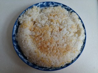 什锦炒饭,头一天晚上做的（大米小米）二米饭，剩下放冰箱冷藏今早取出。