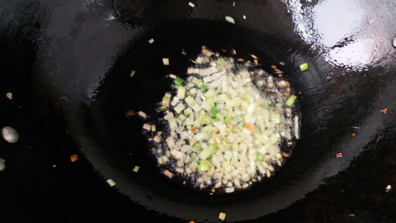 什锦炒饭,油锅放少量油，将葱姜碎粒倒入炒香