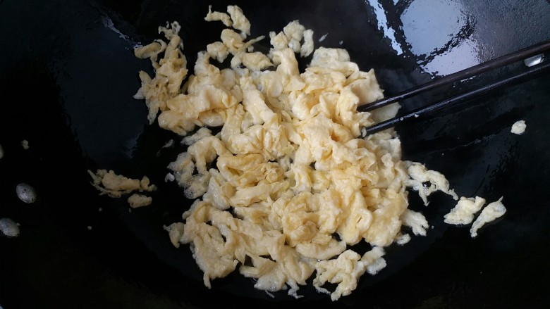 什锦炒饭,蛋液放倒入热油锅里用筷子扒成蛋碎取出