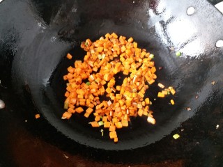 什锦炒饭,胡萝卜粒放油锅里炒八分熟后取出