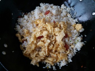 什锦炒饭,倒入米饭🍚煸炒，在放入鸡蛋碎