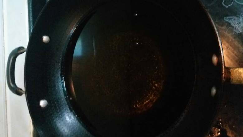 家庭版太安鱼,然后锅里倒调和油，要热锅冷油，等锅子热了再倒油。等油温七八层热的时候开始放鱼进锅里炸。