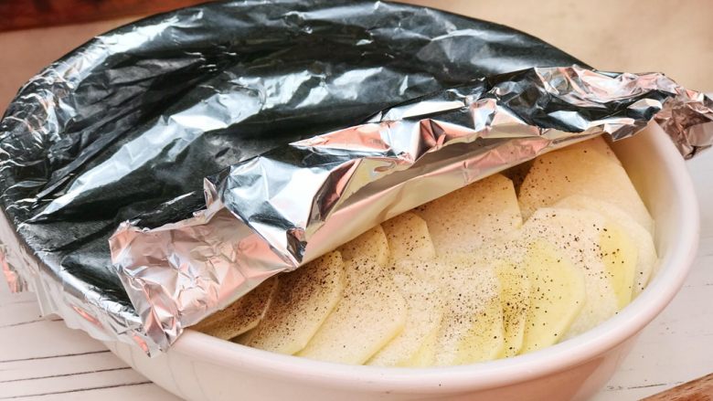 土豆蘑菇派,用烤纸盖好就放在烤箱、在180度40分钟左右就够了. 按照自己的烤箱做调整
