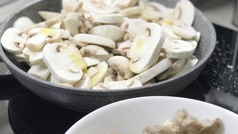 土豆蘑菇派,锅不需要洗、直接放入蘑菇就可以了. 可以加点橄榄油， 放点盐