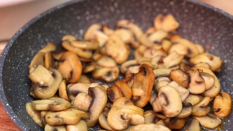 土豆蘑菇派,炒好的蘑菇大概是这样