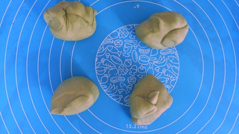 ⭐萌萌哒～小青蛙馒头⭐
,混合好后分成四个大小相同的面团。