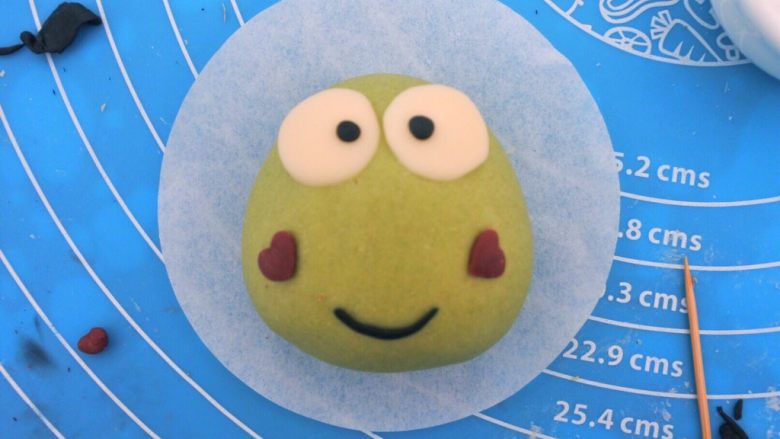 ⭐萌萌哒～小青蛙馒头⭐
,分别贴在青蛙的脸颊上 。