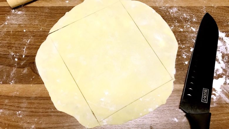 香喷喷肉末口袋饼,用刀把薄饼切成一个方形