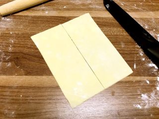 香喷喷肉末口袋饼,再把这个方形裁成两个相等的小长方形，之前用刀裁掉的边角面皮和成面团继续使用。记得后面的面皮尽量都跟前面切成的小长方形大小一致