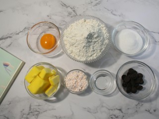 马蹄黄油饼干,准备原材料，黄油提前软化，没有巧克力酱可以用巧克力币（大概25克）
