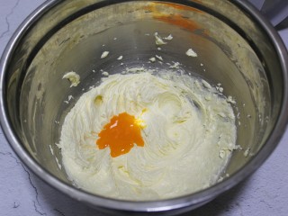 马蹄黄油饼干,把蛋黄分三次加进去搅打融合