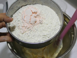 马蹄黄油饼干,将面粉和吉士粉一起过筛