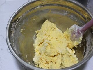 马蹄黄油饼干,然后用刮刀翻拌均匀到看不见干粉